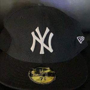 NWT new era yankees black & white cap size: 7 7/8